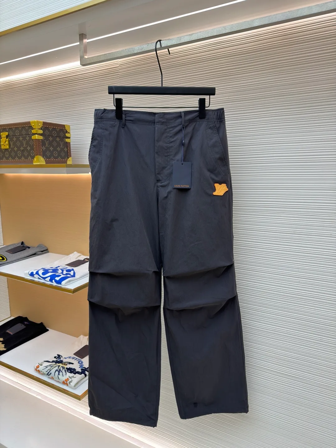 LOUIS VUITTON Small flower embossed label casual trousers ●Original version: purchased and developed for 9999 ●Item number: 1682065-B40 ●Fabric: technical cotton blended fabric ●Technology: embossed label production ●Color: gray ●Version: fitted version ●Weight: about 460 grams ●Size: 44-46-48-50 ●Description: Made of a blended fabric of 68% cotton and 32% nylon, the material ratio accurately balances the advantages of the two fibers: cotton provides a natural skin-friendly feel, breathability and daily wearing comfort; while up to 32% nylon significantly enhances the fabric's wear resistance, tear resistance and overall durability, and may be treated to impart certain water-repellent properties. It shows that the fabric has undergone advanced finishing processes such as mercerization to make the fiber surface smoother, resulting in a smoother feel than ordinary cotton. Italian pockets and trompe l'oeil topstitched flaps: Italian pockets usually refer to inner patch pockets with extremely clean lines and no pleats. The trompe l'oeil effect topstitching uses sewing thread that contrasts with the color of the fabric to create a visual effect that looks like a three-dimensional flap through precise stitches. Its function is to add delicate decorative lines and visual interest while maintaining the flat function of the pocket. Pressed logo leather patch on the left leg: High-quality leather is laser-cut into a specific shape and then heat-pressed or sewn onto the trouser legs. The effect of this process step is to instantly enhance the luxurious quality of the piece and create a sharp material contrast with the cotton main body. On the leather patch, the brand's classic floral logo is embossed with a high-temperature mold. The pattern created this way is discreet, permanent and smooth to the touch, complementing the luxurious texture of the leather as a finishing touch. The overall wiring is straight and delicate, the fabric is comfortable and soft, and the color is consistent without color difference. It can be matched with the same style to create a fashionable look and control various occasions. Customized accessories, complete with three standards, same style for men and women!